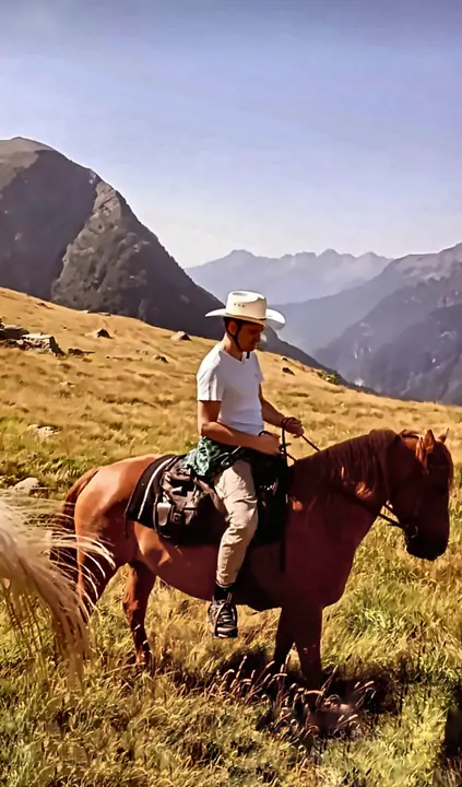 Cavaliere con cappello sui pascoli d'alta quota