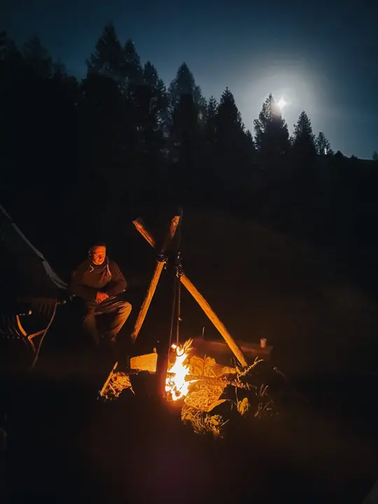 Il fuoco del campo sotto la luna