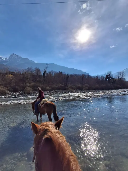 Il sole sul fiume durante il guado