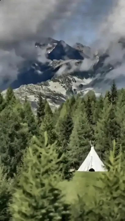 Il tipì nella foresta ai piedi delle montagne